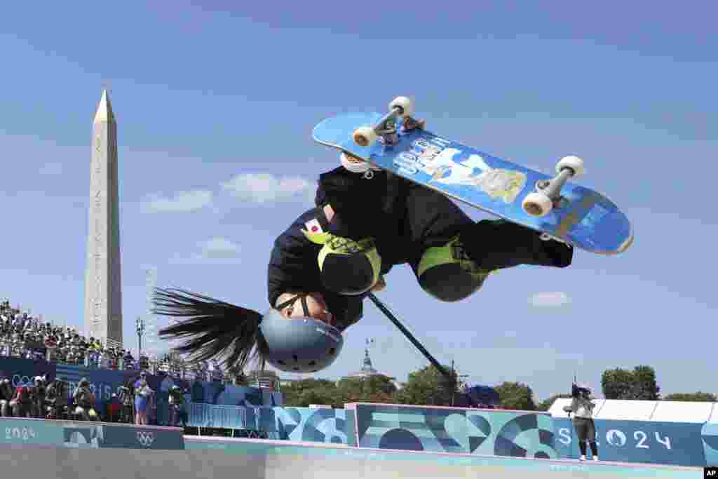 Atlet Kokona Hiraki dari Jepang berkompetisi dalam babak penyisihan skateboard taman wanita di Olimpiade Musim Panas 2024 di Paris, Prancis. (AP)&nbsp;