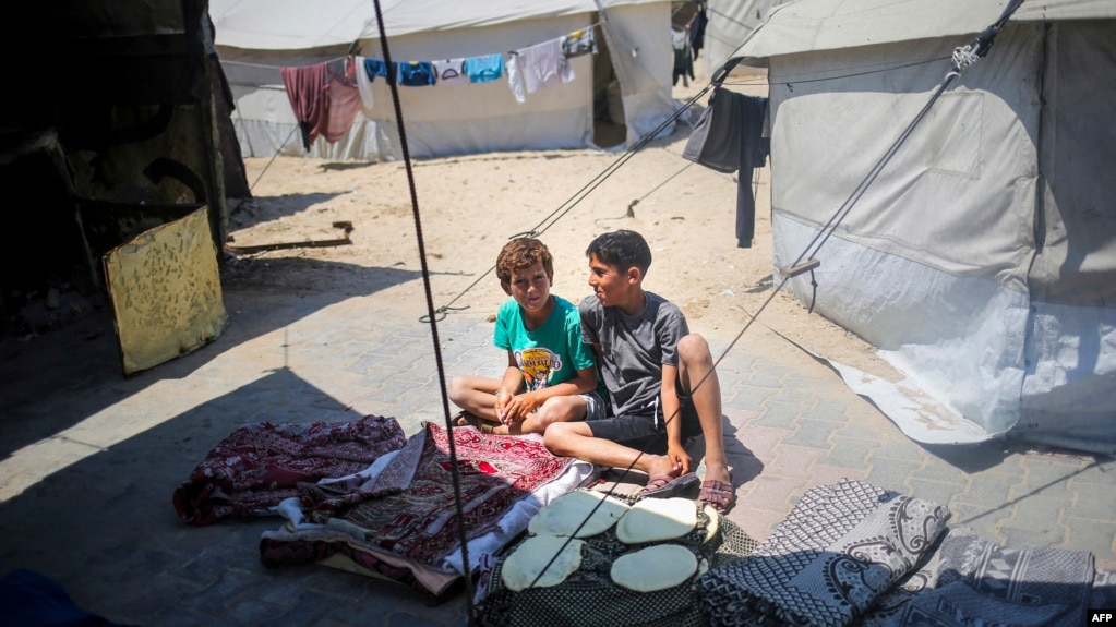 14일 가자지구 남부 라파에 난민 임시 대피소에서 아이들이 앉아있다.