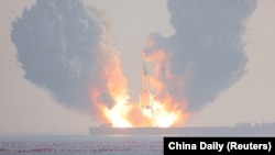 Roket Gravity-1, yang dikembangkan oleh perusahaan China Orienspace, diluncurkan dari sebuah kapal di lepas pantai Haiyang, Provinsi Shandong, China, 11 Januari 2024, sebagai ilustrasi. (Foto: China Daily via REUTERS)