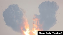 Roket Gravity-1, yang dibangun oleh perusahaan asal China Orienspace, lepas landas dari sebuah kapal di pesisir Haiyang, provinsi Shandong, China, pada 11 Januari 2024. (Foto: China Daily via Reuters)