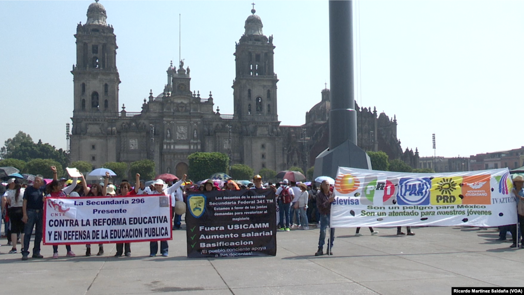 Sindicatos de maestros realizan plantón en la plancha del Zócalo a tres días de las elecciones presidenciales en México.