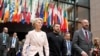 Dari kiri, Presiden Komisi Eropa Ursula von der Leyen, Presiden Ukraina Volodymyr Zelenskyy, dan Presiden Dewan Eropa Charles Michel berjalan bersama selama KTT UE di Brussels pada 9 Februari 2023. (Foto: AP)