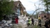 Los rescatistas trabajan en el lugar de una casa privada destruida durante un ataque aéreo ruso en Járkov, Ucrania, el 10 de junio de 2024.