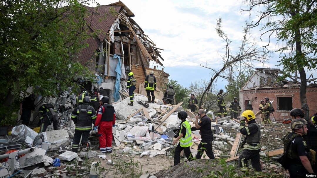 Los rescatistas trabajan en el lugar de una casa privada destruida durante un ataque aéreo ruso en Járkov, Ucrania, el 10 de junio de 2024.