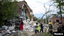 Los rescatistas trabajan en el lugar de una casa privada destruida durante un ataque aéreo ruso en Járkov, Ucrania, el 10 de junio de 2024.