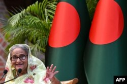 Perdana Menteri Bangladesh Sheikh berbicara kepada media, sehari setelah memenangkan pemilihan parlemen ke-12, di Dhaka, 8 Januari 2024. (INDRANIL MUKHERJEE / AFP)