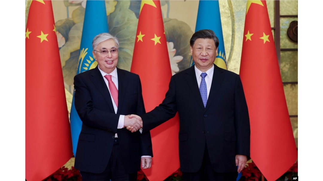 资料照片: 2023年5月17日哈萨克斯坦总统托卡耶夫(左)与中国国家主席习近平在西安中国-中亚峰会上握手