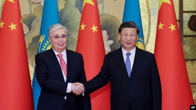 FILE - Kazakhstan's President Kassym-Jomart Tokayev shakes hands with Chinese President Xi Jinping ahead of the China-Central Asia Summit in Xi'an in northwest China's Shaanxi province, May 17, 2023. (Liu Bin/Xinhua via AP)