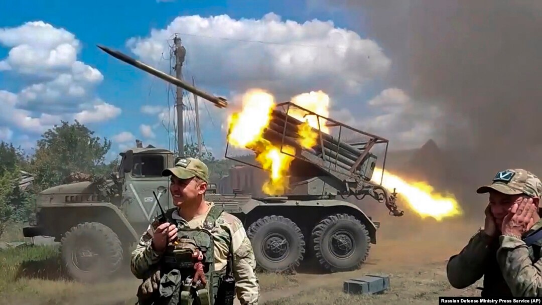 ARCHIVO: Soldados rusos disparan un lanzador de cohetes BM-21 Grad desde una posición no revelada en esta foto divulgada por el Ministerio de Defensa de Rusia el 1 de julio de 2024.