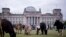 Kawanan sapi merumput di padang rumput di depan gedung parlemen Jerman, Reichstag, selama aksi protes oleh organisasi lingkungan Greenpeace di Berlin, Jerman. (AP)&nbsp;