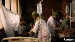 বাংলাদেশের ঢাকার শহীদ সোহরাওয়ার্দী মেডিকেল কলেজ ও হাসপাতালে ডেঙ্গুতে আক্রান্ত রোগীদের চিকিৎসা সেবা দিচ্ছেন নার্সরা। (ফাইল ছবি) 