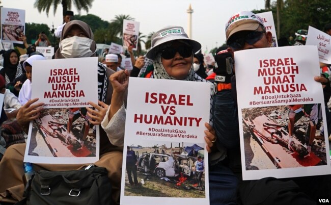Sekitar 500 orang demonstran mengutuk serangan Israel ke Gaza dalam aksi di kawasan Monas, Jakarta Minggu, 7 April 2024 (VOA/Indra Yoga).