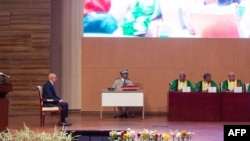 Le président mauritanien Mohamed Ould Cheikh Ghazouani (G) est assis avec les membres du Conseil constitutionnel lors de sa cérémonie d'investiture à Nouakchott le 1er août 2024. 