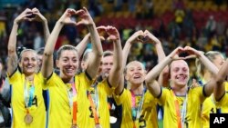 Las jugadoras suecas hacen un gesto mientras celebran con sus medallas de bronce después de derrotar a Australia en el partido de fútbol por el tercer lugar de la Copa Mundial Femenina en Brisbane, Australia, el sábado 19 de agosto de 2023. (AP Photo/Tertius Pickard)