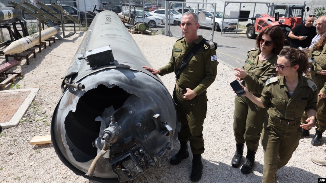 Juru bicara militer Israel Laksamana Muda Daniel Hagari menunjukkan rudal balistik Iran yang jatuh di Israel pada akhir pekan, selama tur media di pangkalan militer Julis, Selasa 16 April 2024.
