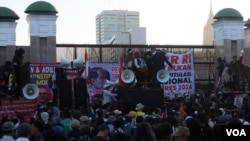 Demonstrasi warga yang menolak hasil pemilu 2024 di depan Gedung DPR/MPR, Senayan, Jakarta (foto: Indra Yoga/VOA). 