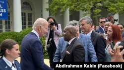 Madaxweyne Joe Biden oo Aqalka Cad kusoo dhaweeyay milkiilaha maqaayadda Afro Deli Cabdiraxmaan Kaahin