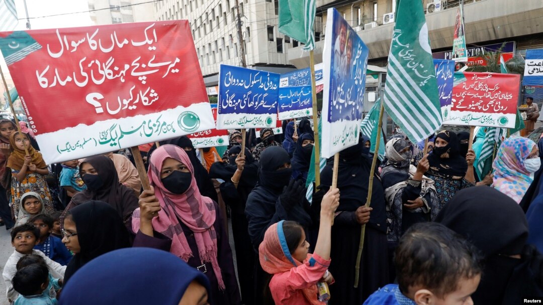 په کراچۍ کې د ګرانۍ پرضد راوتلي لاریون کې اخېستل شوی انځور چې د ۲۰۲۳ کال د فیبروې په ۱۵ نېټه شوی و.