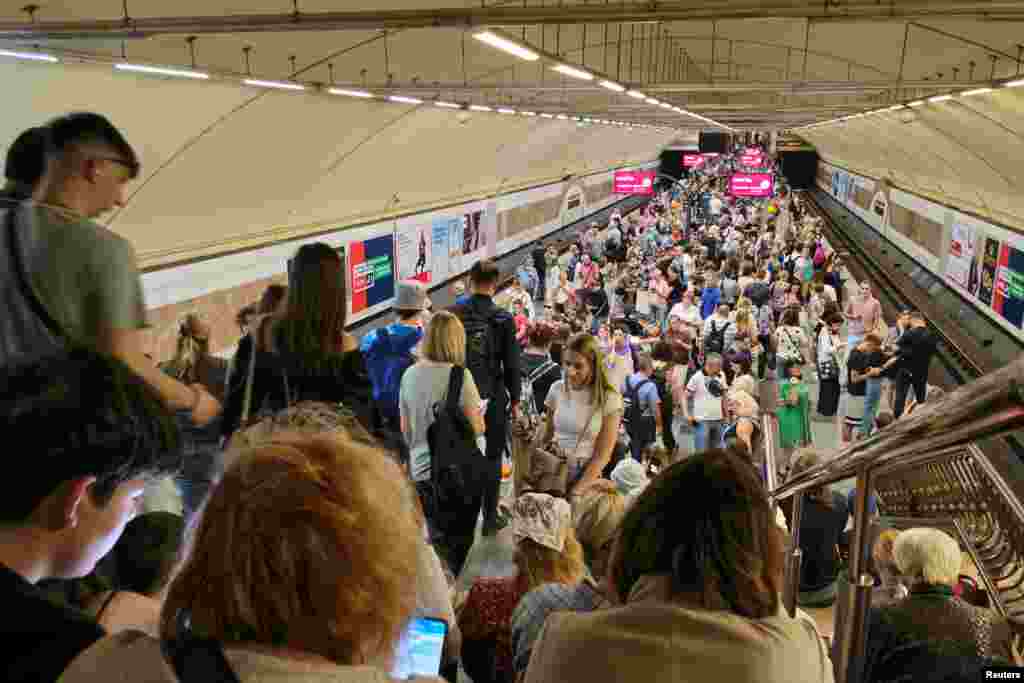 Orang-orang berlindung di dalam stasiun kereta metro (kereta bawah tanah) selama serangan rudal dan pesawat tak berawak Rusia di ibu kota Kyiv, Ukraina. (Reuters)&nbsp;