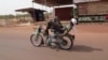 Un cascadeur à moto défie la mort et relance le débat sur la sécurité routière au Burkina Faso