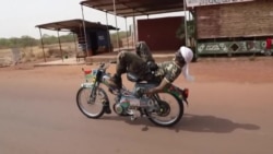 Un cascadeur à moto défie la mort et relance le débat sur la sécurité routière au Burkina Faso