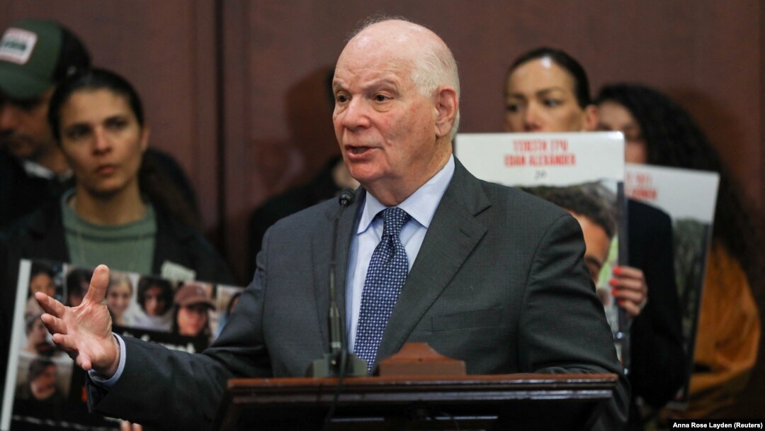 Senator Ben Kardin na konferenciji za novinare na Kapitol Hilu, 17. januar 2024. (REUTERS/Anna Rose Layden)