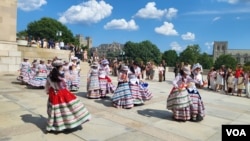 Danza de Arequipa, uno de los departamentos del Perú realizada por la agrupación Cabanaconde City Colca-USA durante una celebración en la Basílica del Santuario Nacional de la Inmaculada en Washington DC. [Foto Mitzi Macias, VOA]