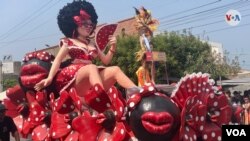 Muestra artística de uno de los desfiles del Carnaval de Barranquilla, en la Costa Caribe de Colombia. [Foto: Karen Sánchez, VOA]