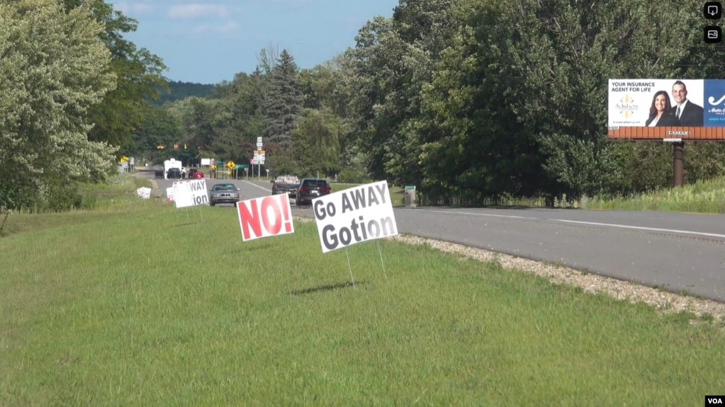 密西根州格林镇路旁反对中国国轩公司设厂的标语，上面写着“国轩，滚开” （美国之音记者郁岗拍摄）(photo:VOA)