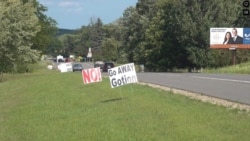 资料照片：密歇根州格林镇路旁反对中国国轩公司设厂的标语，上面写着“国轩，滚开” 。（美国之音郁岗拍摄）