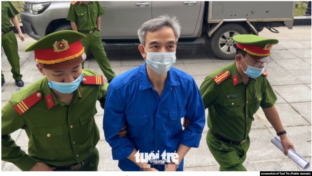 Ông Nguyễn Quang Tuấn, cựu Giám đốc Bệnh viện Tim Hà Nội, ra tòa hôm 17/4/2023.