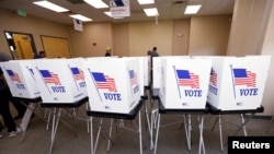 Trabajadores electorales de la Oficina del Supervisor de Elecciones del Condado de Hillsborough trabajan para instalar equipos de votación anticipada en la Biblioteca Seffner-Mango en Seffner, Florida, EE. UU., el 2 de agosto de 2024. REUTERS/Octavio Jones