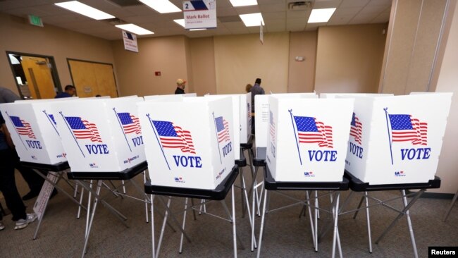 Trabajadores electorales de la Oficina del Supervisor de Elecciones del Condado de Hillsborough trabajan para instalar equipos de votación anticipada en la Biblioteca Seffner-Mango en Seffner, Florida, EE. UU., el 2 de agosto de 2024. REUTERS/Octavio Jones