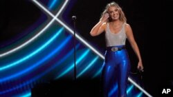 Lainey Wilson interpreta "Grease" en la 58ª entrega anual de los Premios de la Academia de Música Country el jueves 11 de mayo de 2023 en el Ford Center de Frisco, Texas. (Foto AP/Chris Pizzello)