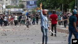 Mahasiswa bentrok karena sistem kuota di Universitas Jahangir Nagar di Savar di luar Dhaka, Bangladesh, Senin, 15 Juli 2024. (Abdul Goni/AP)