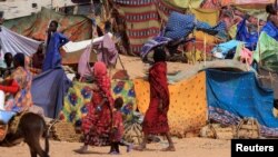 সুদানের দারফুর অঞ্চলে সংঘাত থেকে পালিয়ে আসা সুদানী শরণার্থীদের চাদের বোরোতায় সুদান ও চাদের সীমান্তের কাছে একটি অস্থায়ী শিবিরে দেখা যায়। (১৩ মে, ২০২৩।)
