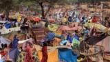 FILE - Wakimbizi wa Sudan waliokimbia vita katika mkoa wa Darfur wakiwa katika kambi za muda karibu na mpaka wa Sudan na Chad huko Borota, Chad, May 13, 2023.