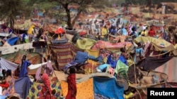FILE - Wakimbizi wa Sudan waliokimbia vita katika mkoa wa Darfur wakiwa katika kambi za muda karibu na mpaka wa Sudan na Chad huko Borota, Chad, May 13, 2023.