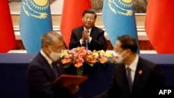 Presiden China Xi Jinping menghadiri acara penandatanganan kerja sama antara China dan Kazakhstan menjelang Koferensi Asia Tengah di Xian, China, pada 17 Mei 2023. (Foto: Florence Lo/Pool/AFP) 