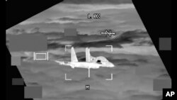 지난해 10월 남중국해상에서 중국 J-11전투기가 미국의 전략폭격기 B-52에 초근접 비행했다. 미 인도태평양사령부는 해당 상황이 촬영된 영상을 공개했다.