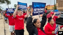 Radnici u autoindustriji marširaju na sindikalnom skupu održanom u blizini tvornice Stellantis, 23. augusta 2023. u Detroitu,.