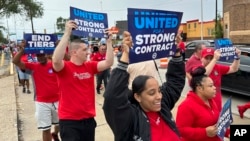 Sejumlah anggota serikat pekerja otomotif United Auto Workers menggelar aksi protes di dekat pabrik Stellantis di Detroit, Michogan, pada 23 Agustus 2023. (Foto: AP/Mike Householder)