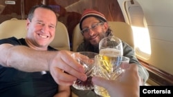 Mickey Bergman en el avión en el Danny Fenster, un periodista estadounidense que estuvo detenido en Myanmar volvió a su país tras ser liberado, en 2021.