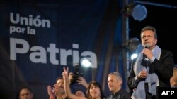 Menteri Ekonomi Argentina dan calon presiden dari partai Union por la Patria, Sergio Massa, berbicara kepada para pendukungnya di luar markas partainya di Buenos Aires, 22 Oktober 2023, setelah hasil pertama pemilihan presiden. (JUAN MABROMATA / AFP)