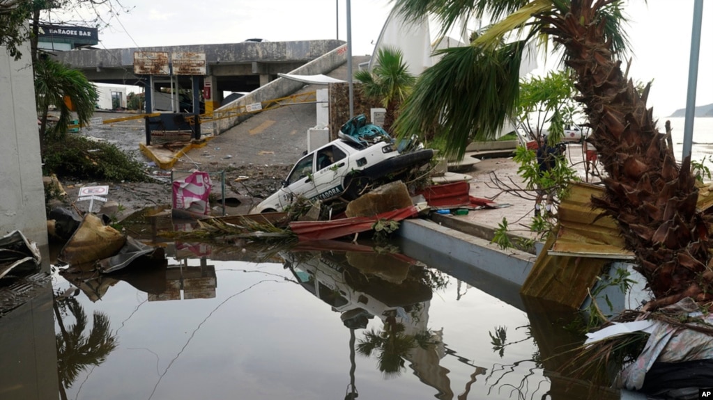 Una calle está cubierta de escombros después de que el huracán Otis arrasara Acapulco, México, el miércoles 25 de octubre de 2023.