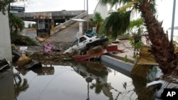 Una calle está cubierta de escombros después de que el huracán Otis arrasara Acapulco, México, el miércoles 25 de octubre de 2023.