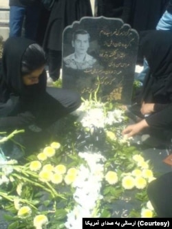مزار علیرضا داوودی، فعال دانشجویی جان باخته پس از آزادی از زندان