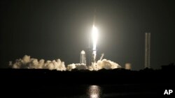 Raketa Falcon 9 e kompanisë SpaceX niset nga Qendra Hapësinore Kennedy në Cape Canaveral, Florida (2 mars 2022)