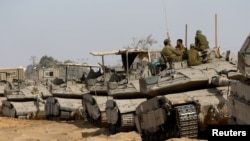  اسرائیل غزہ سرحد پر اسرائیلی فوجی اپنے ٹینکوں پر، فوٹو رائٹرز 2 مئی 2024
