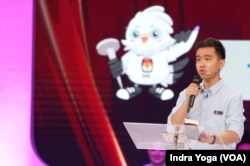 Calon wakil presiden Gibran Rakabuming Raka menyampaikan jawaban yang ditanyakan oleh panelis dalam Debat Kedua Cawapres 2024 yang diadakan oleh Komisi Pemilihan Umum RI (KPU RI) pada Jumat (22/12) di Jakarta. (VOA/Indra Yoga)